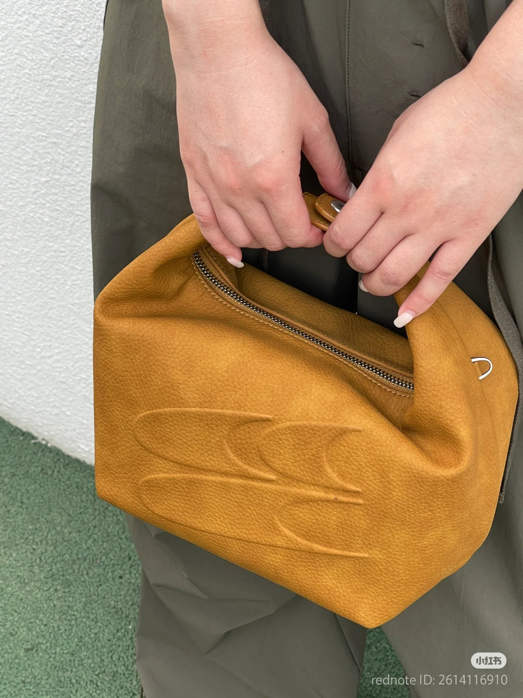 [cn | pre-order] crying center leather lunch crossbody hand bag
