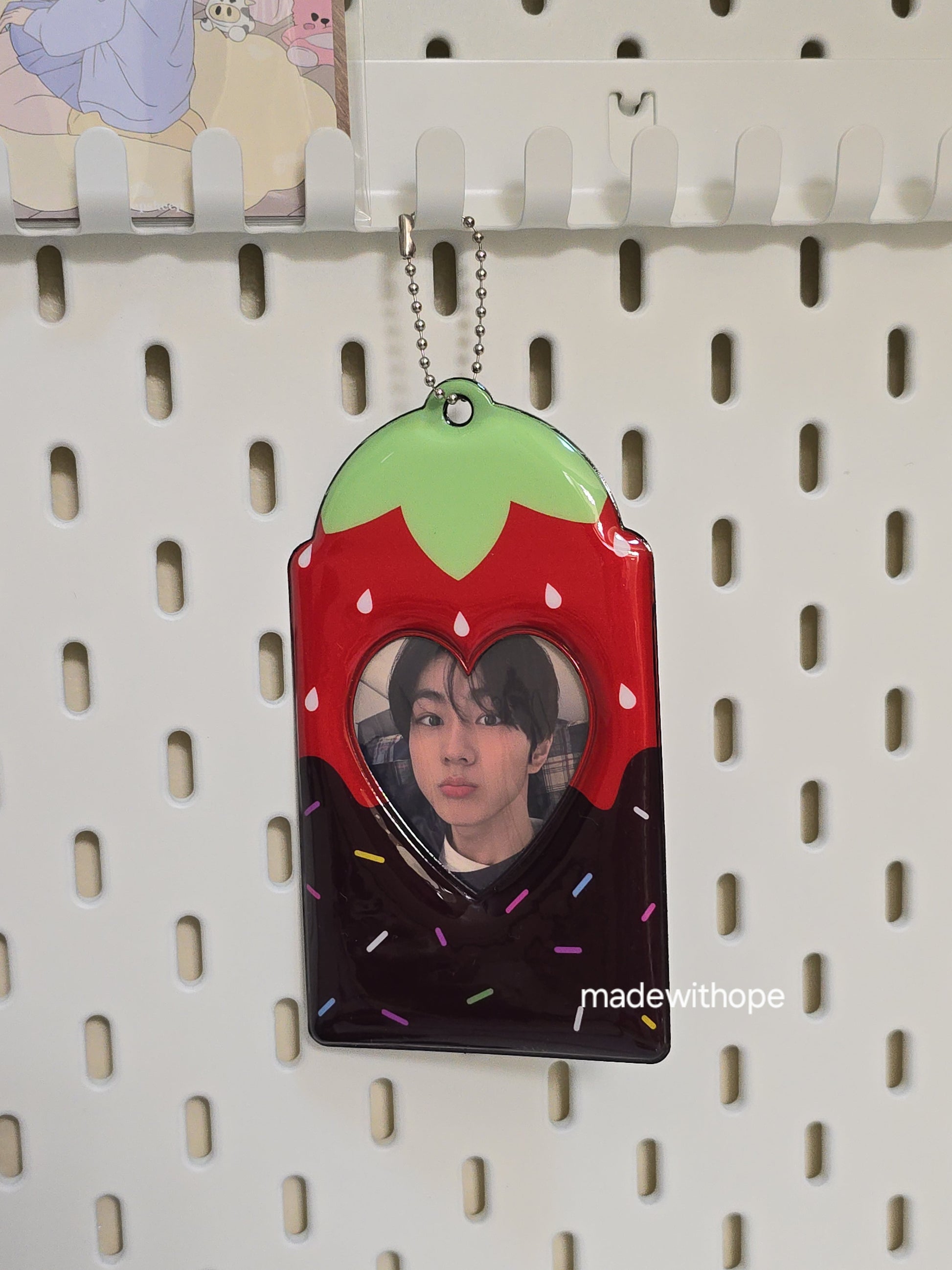 <madewithope> sweet strawberry photocard holder